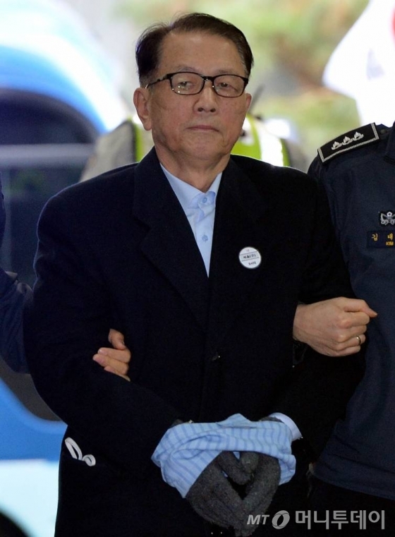 '문화예술계 블랙리스트' 작성·관리를 지시한 혐의로 구속된 김기춘 전 청와대 비서실장이 30일 오후 서울 강남구 대치동 특검 사무실에 소환되고 있다.