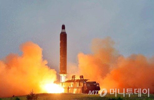 사진은 지난 2016년 6월23일 북한이 공개한 중장거리 전략탄도로케트 화성-10 (무수단 미사일)의 시험발사 사진. /사진=뉴스1 DB