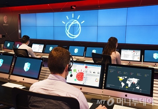 13일(현지시간) 미국 매사추세츠주 케임브리지 IBM 엑스포스 커맨드 센터(X-Force Command Center)에서 보안 전문가들이 왓슨을 이용해 사이버 보안 탐지 능력을 강화하고 있다.  /사진제공=IBM 