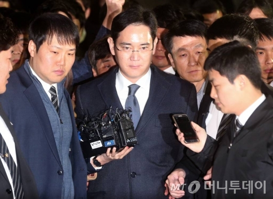 뇌물공여 등의 혐의를 받고 있는 이재용 삼성전자 부회장이 16일 오후 서초동 서울중앙지법에서 두번째 영장실질심사를 마친 뒤 구치소로 이동하고 있다.