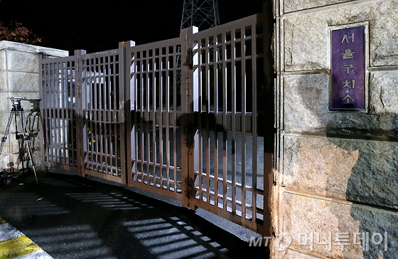 이재용 삼성전자 부회장이 구속된 17일 새벽 서울구치소 정문이 굳게 닫혀 있다. /사진=홍봉진 기자