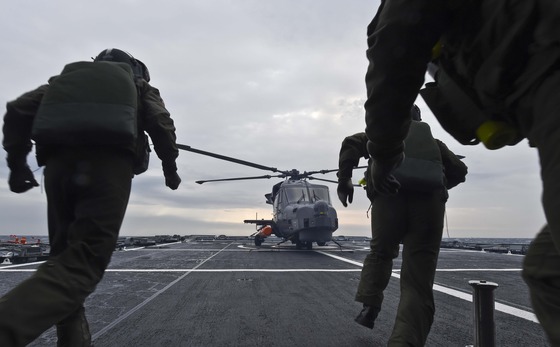  해군 항공 조종사들이 광주함 헬기갑판에서 북한 잠수함발사탄도미사일(SLBM) 위협에 대비해 도입된 AW-159(와일드캣) 신형 해상작전헬기에 탑승하고 있다. (해군 제공)
