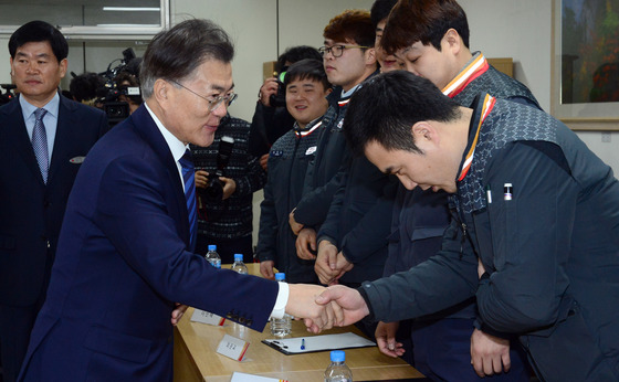  더불어민주당 대선 주자인 문재인 전 대표가 21일 서울 용산구 용산우체국을 방문해 근무자들과 인사를 하고 있다. /사진=뉴스1