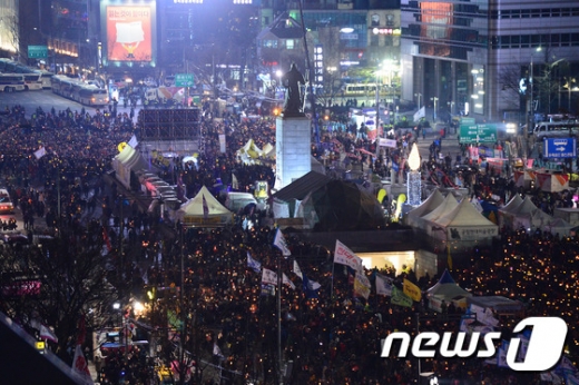 지난 18일 오후 서울 광화문광장에서 열린 제16차 촛불집회에 참석한 시민들이 촛불을 들고 박근혜 대통령 탄핵 촉구와 특검 연장을 촉구하고 있다. 2017.2.18/뉴스1 © News1 임세영 기자
