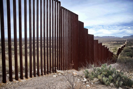  지난 13일 (현지시간) 멕시코 소노라 주 사사베에 미국으로 입국하려는 멕시코 난민들을 차단하기 위해 설치한 거대한 미국-멕시코 국경 장벽이 보인다./사진=AFP, 뉴스1