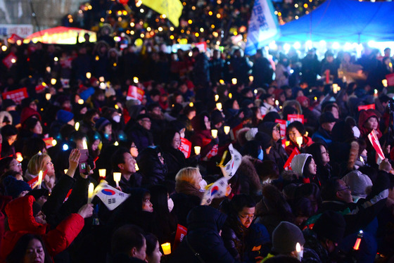  18일 오후 서울 광화문광장에서 열린 제16차 촛불집회에 참석한 시민들이 촛불을 들고 박근혜 대통령 탄핵 촉구와 특검 연장을 촉구하고 있다. /사진=뉴스1