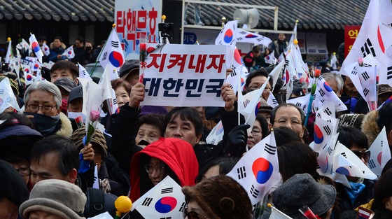서울 종로구 헌법재판소 앞에서 박사모 등 보수단체 회원들이 '탄핵 기각'을 주장하고 있다./사진=뉴스1