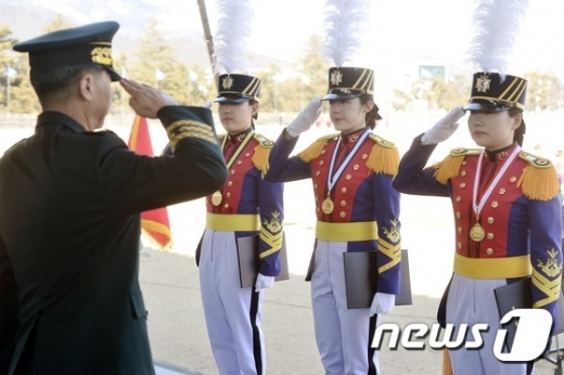[사진]'육군사관학교 졸업성적 1~3등 女생도가 휩쓸다'