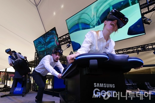 'MWC 2017' 삼성 부스에 마련된 'VR 4D 체험존'에서 기어VR을 통해 입체적인 가상현실를 체험하고 있는 모습.<br>