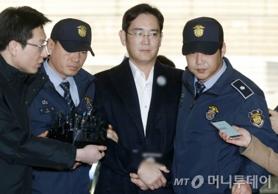 뇌물공여 등의 혐의를 받고 있는 이재용 삼성전자 부회장이 지난 18일 오전 서울 강남구 특별검사 사무실에 출석하고 있다.