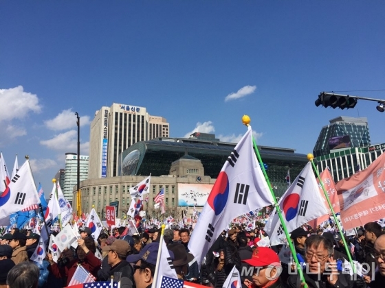 25일 오후 2시 서울 중구 대한문 앞에서 박근혜 대통령 탄핵을 반대하는 집회가 열렸다./사진=방윤영 기자