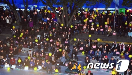 25일 제주시 제주시청 앞 도로에서 열린 제주도민 촛불집회에서 도민들이 촛불을 들고 박근혜 대통령 즉각 퇴진을 촉구하고 있다. 2017.2.25/뉴스1 © News1 안서연 기자