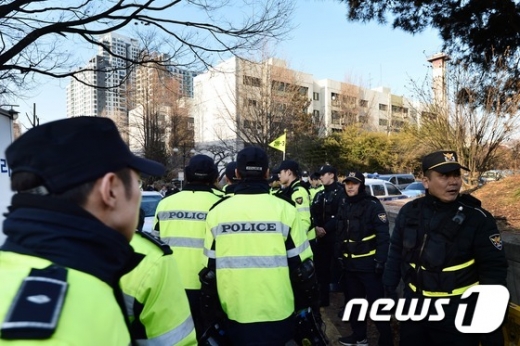 [사진]경비 삼엄한 박영수 특검 자택 앞