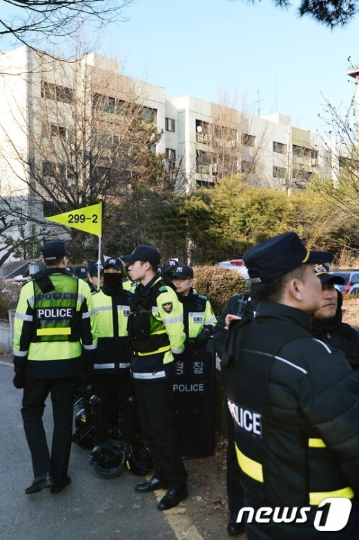 [사진]박영수 특검 자택 앞 지키는 경찰
