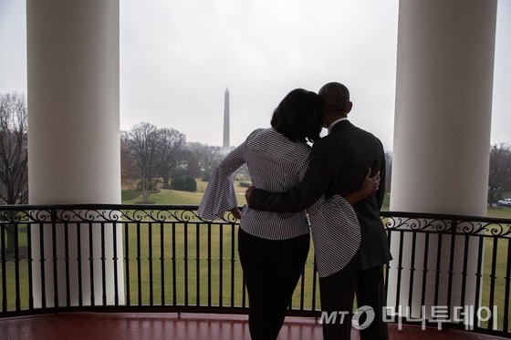  버락 오바마(Barack Obama) 미국 대통령의 영부인 미셸 오바마(Michelle Obama)가 19일 인스타그램에 백악관에서의 임기를 마무리하며 남편과의 다정한 사진을 올렸다. 미셸 오바마는 사진과 함께 '당신의 퍼스트레이디(영부인)가 된 것은 일생일대의 영광이다. 진심으로 감사하다'는 글을 남겼다.(미셸 오바마 인스타그램) 2019.1.20/뉴스1  <저작권자 © 뉴스1코리아, 무단전재 및 재배포 금지>