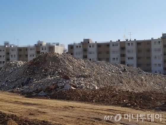 덮개 없이 방치된 철거 잔재 및 토사/사진제공=서울시