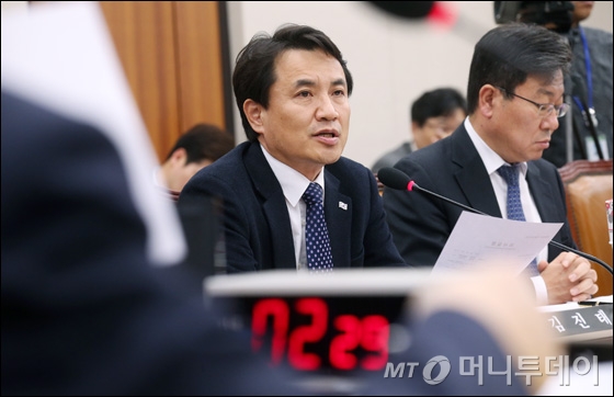 [사진]법사위서 발언하는 김진태