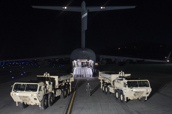  한미 양국은 7일 주한미군 사드(THAAD.고고도미사일방어) 체계의 일부가 한국에 도착했다고 밝혔다. 양국은 전날 밤 북한의 탄도미사일 발사 이후 발사대 2기가 포함된 사드 일부 포대가 미군 수송기 1대를 통해 오산 미 공군기지에 도착했다고 설명했다. /사진=주한미군 제공