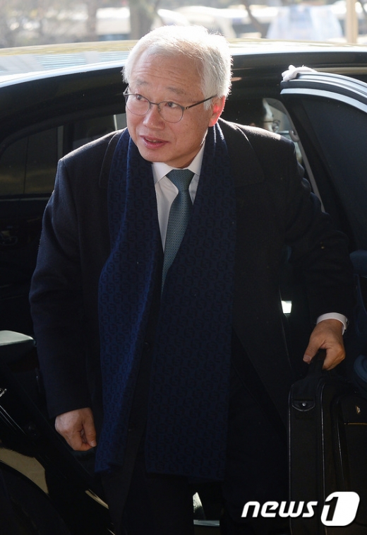 [사진]출근길 나선 김창종 헌법재판관