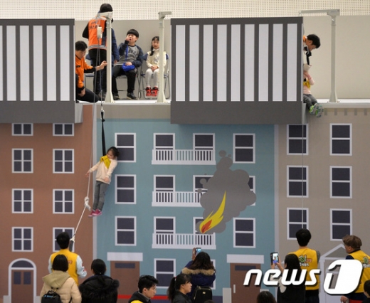 완강기를 이용한 화재현장 탈출 체험을 하고 있는 초등학생들. /뉴스1 © News1
