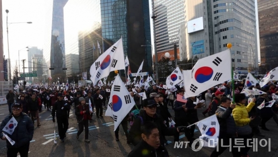 박근혜 대통령 탄핵기각을 요구하는 '태극기 집회'(맞불집회) 참가자들이 지난 4일 오후 서울 을지로 일대를 행진했다./사진=임성균 기자