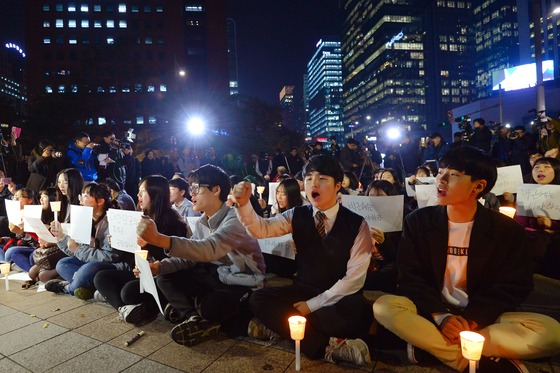  2017학년도 대학수학능력시험일 저녁 서울 종로구 보신각 앞에서 고3 수험생을 비롯한 청소년들이 박근혜 대통령의 하야를 요구하며 촛불집회를 열고 있다./사진=뉴스1