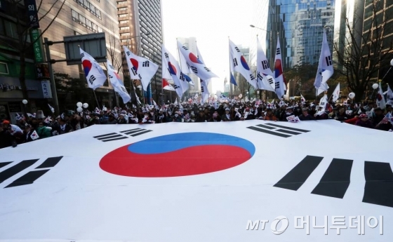 지난 4일 서울 을지로 일대에서 박근혜 대통령 탄핵에 반대하는 시위대가 행진을 하는 중이다. /사진=임성균 기자