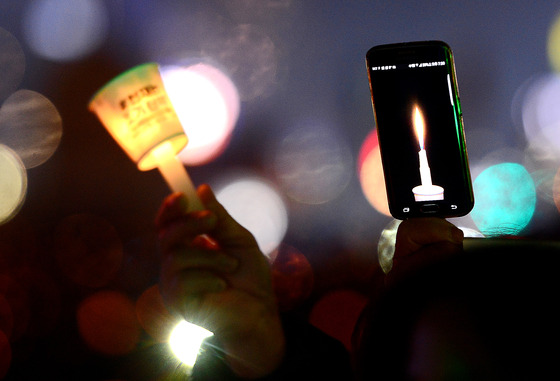  31일 오후 서울 광화문광장에서 열린 제10차 범국민행동에 참석한 시민들이 촛불을 들고 박근혜 대통령 조기 퇴진을 촉구하고 있다. /사진=뉴스1