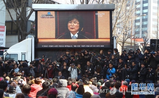 박근혜 전 대통령의 탄핵 인용과 관련 중국 언론들은 이날 일제히 관련 소식을 긴급 타전하며 한중 관계의 새로운 변화가 예상된다는 관측을 조심스럽게 내놓았다. 