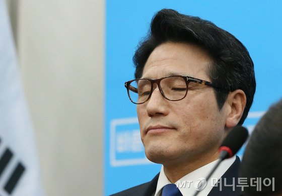  정병국 바른정당 대표가 10일 서울 여의도 국회에서 열린 의원총회에서 참석사퇴 의사를 밝혔다. /사진=뉴스1
