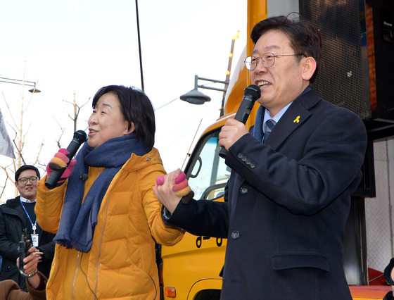  이재명 성남시장(오른쪽)과 정의당 심상정 상임대표가 11일 서울 종로구 세종문화회관 앞에서 열린 탄핵 버스킹에서 발언하고 있다. /사진=뉴스1