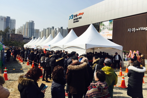 지난 2월 28일 김포시 장기동에 위치한 GS건설 자이더빌리지 견본주택 앞에서 청약자들이 줄을 서서 기다리고 있다. /사진제공=GS건설 
