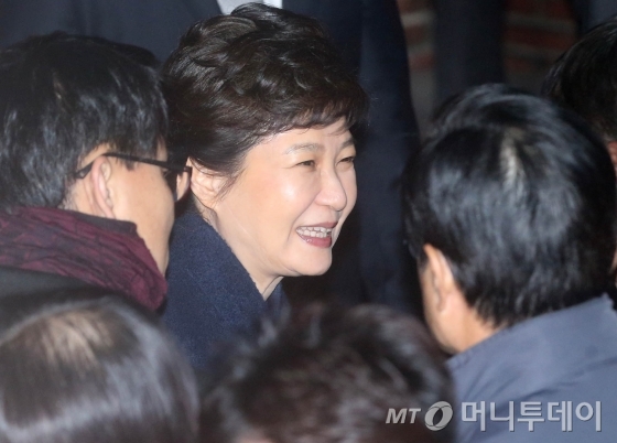 박근혜 전 대통령이 12일 오후 청와대를 떠나 서울 삼성동 사저로 들어서고 있다.