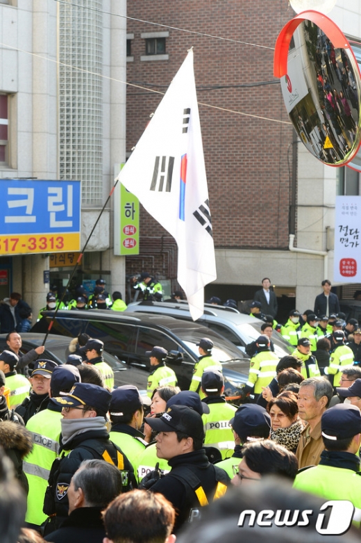 [사진]엄청난 인력 투입된 朴 전 대통령 사저 경호