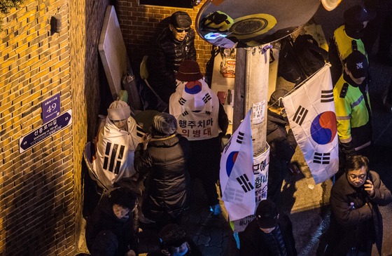 13일 저녁 서울 삼성동 박근혜 전 대통령 사저 앞에서 박 전 대통령 지지자들이 대기하고 있다./ 사진제공=뉴스1
