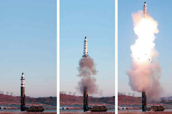북한의 신형 중거리탄도미사일(IRBM)인 북극성-2가 2월 12일 평안북도 구성시 인근 지역에서 하늘로 솟구쳐 오르고 있다. (사진=노동신문)