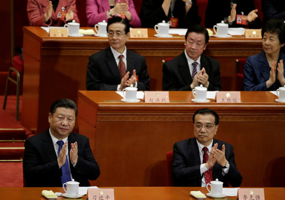  시진핑 중국 국가주석과 리커창 총리가 지난 12일 (현지시간) 베이징 인민대회장의 인민정치협상회의 폐막식에 참석해 박수를 치고 있다.   /로이터=뉴스1 