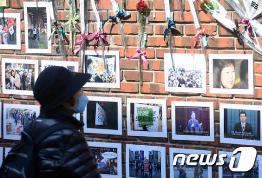 [포토is...] 왜 하필 '장미꽃'?…박 전 대통령 자택 담장 도배
