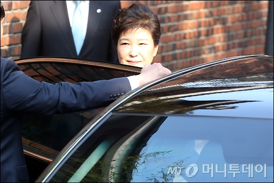 박근혜 전 대통령이 21일 오전 서울 삼성동 자택을 나서고 있다. /사진=임성균 기자