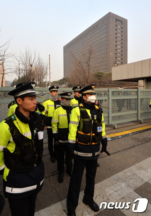 [사진]검찰 앞 경찰들