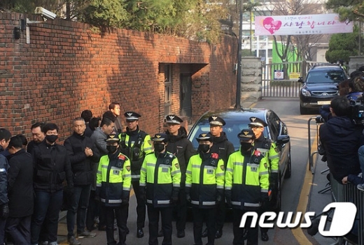 [사진]검찰 출발 준비하는 박근혜 전 대통령 사저 앞
