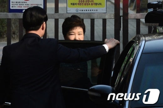 [사진]취재진 바라보는 박근혜 전 대통령