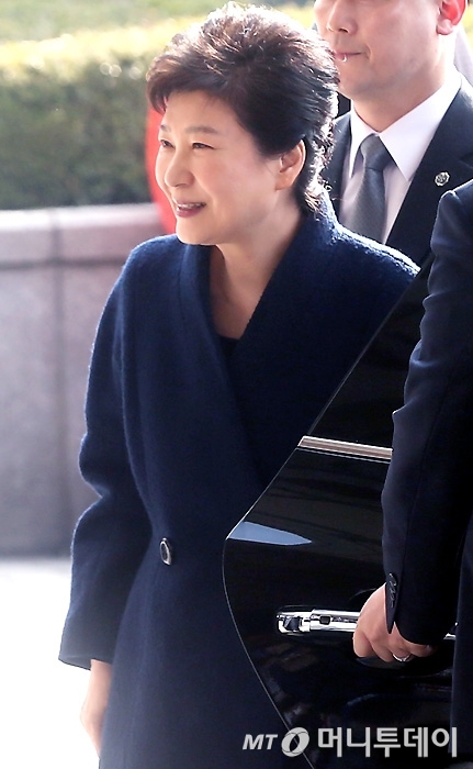 박근혜 전 대통령이 21일 오전 서초동 서울중앙지검에 피의자 신분으로 소환되며 미소짓고 있다./사진=홍봉진 기자