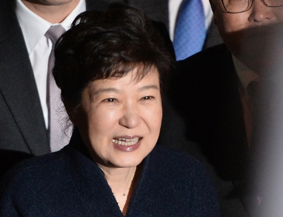 박근혜 전 대통령이 지난 12일 웃으며 사저에 복귀하고 있다. /사진=뉴스1