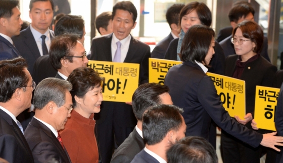 손피켓을 든 야당의원들 사이로 당시 박근혜 대통령이 웃으며 지나가고 있다. /사진=뉴시스