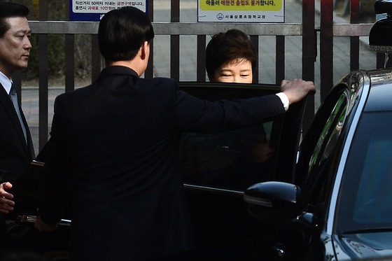 21일 오전 9시13분 박근혜 전 대통령이 서울 강남구 삼성동 사저에서 검찰조사를 받기 위해 차량에 타는 중이다. /사진제공=뉴스1