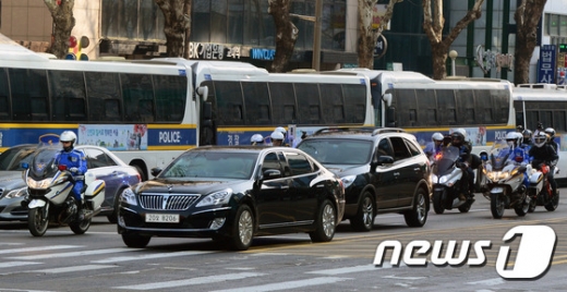 [사진]검찰 향하는 박근혜 전 대통령 차량
