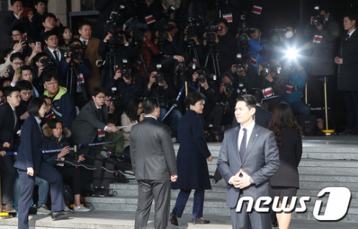 [사진]박근혜 전 대통령 검찰소환에 쏠린 관심
