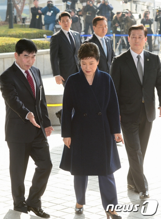 [사진]박근혜 전 대통령 안내하는 검찰관계자