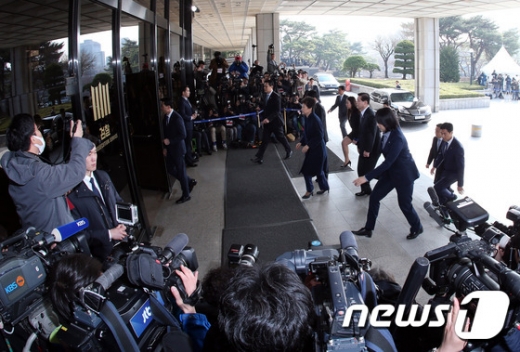 [사진]박근혜 전 대통령과 취재진
